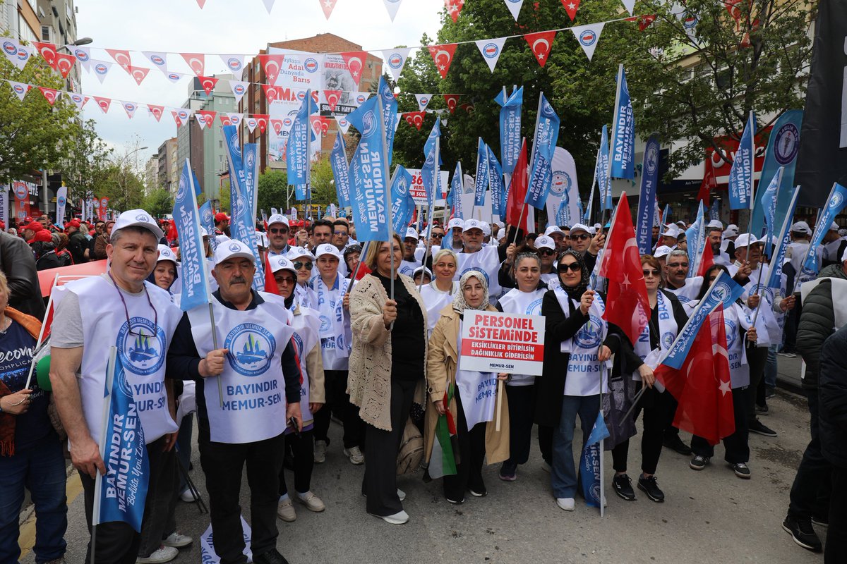 BayndrMemurSen's tweet photo. MUHTEŞEMSİN BAYINDIR MEMUR-SEN!

“Güçlü Türkiye Adil bir Dünya” için, “Emek, Ekmek, Hakça paylaşım” için 
“Paylaşımda Adalet, Dünyada Barış” diyerek; çelikten iradesiyle ücretlinin, sabit gelirlinin gür sesi Memur-Sen’imizin ve Bayındır Memur-Sen’imizin yiğitleri; Çorum Saat Kulesi Meydanı’nı doldurdu. 

Bayındır Memur-Sen’lilerin güzelliği, Çorum’un bereketiyle buluştu. 1 Mayıs Emek ve Dayanışma bayramımız; on binlerce emekli, engelli, kadın, genç ve çalışan Memur-Sen’li kardeşimizin katılımıyla gözleri kamaştırıyor. 

#1MayıstaÇorumdayız
#PaylaşımdaAdaletDünyadaBarış
#BayındırMemurSenÇorumda