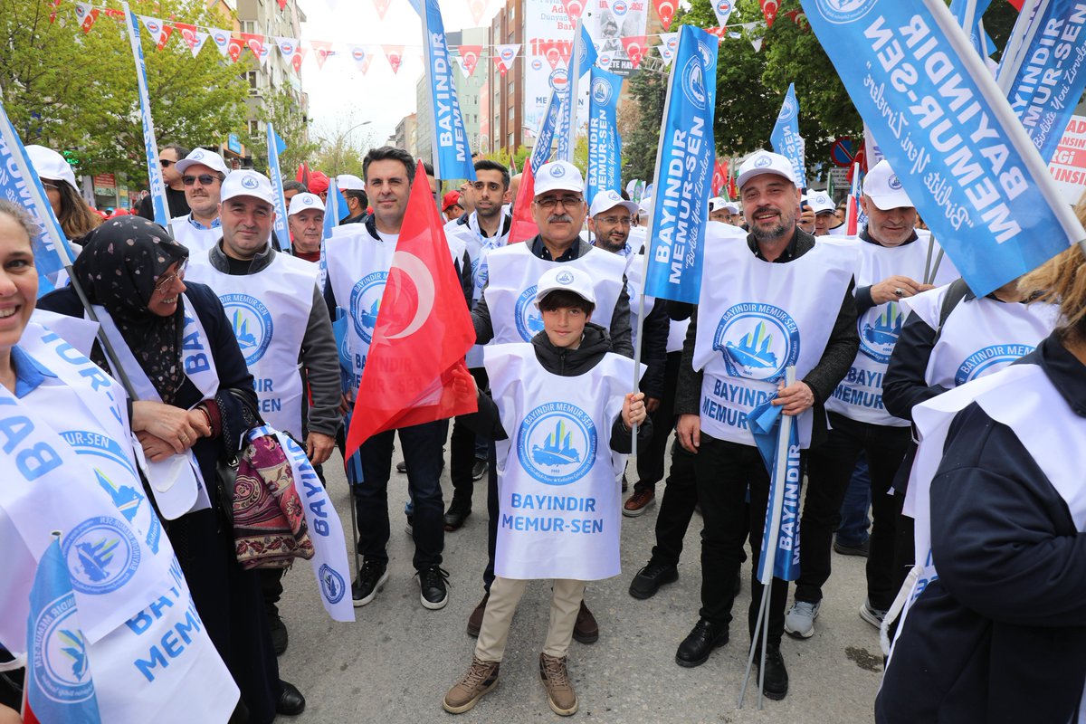BayndrMemurSen's tweet photo. MUHTEŞEMSİN BAYINDIR MEMUR-SEN!

“Güçlü Türkiye Adil bir Dünya” için, “Emek, Ekmek, Hakça paylaşım” için 
“Paylaşımda Adalet, Dünyada Barış” diyerek; çelikten iradesiyle ücretlinin, sabit gelirlinin gür sesi Memur-Sen’imizin ve Bayındır Memur-Sen’imizin yiğitleri; Çorum Saat Kulesi Meydanı’nı doldurdu. 

Bayındır Memur-Sen’lilerin güzelliği, Çorum’un bereketiyle buluştu. 1 Mayıs Emek ve Dayanışma bayramımız; on binlerce emekli, engelli, kadın, genç ve çalışan Memur-Sen’li kardeşimizin katılımıyla gözleri kamaştırıyor. 

#1MayıstaÇorumdayız
#PaylaşımdaAdaletDünyadaBarış
#BayındırMemurSenÇorumda