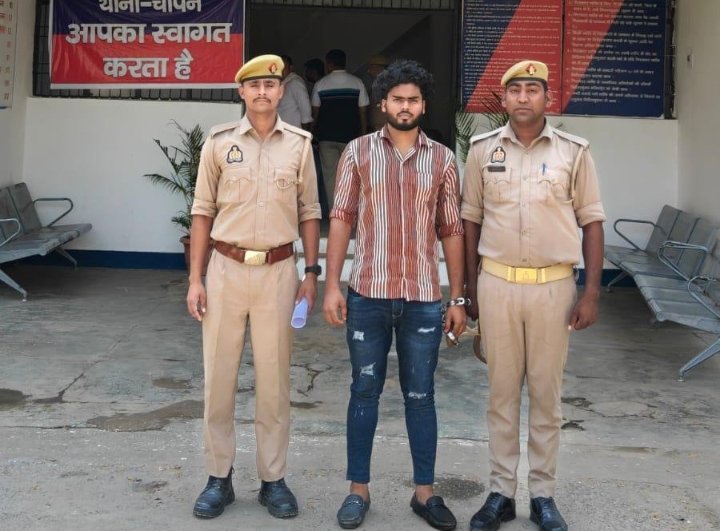 in24livenews's tweet image. सोनभद्र ब्रेकिंग - दुष्कर्म मामले में फरार अभियुक्त गिरफ्तार।

चोपन पुलिस ने घेराबंदी कर मिर्जापुर से पकड़ा।
 
#Sonbhadra #Arrest #PoliceAction @sonbhadrapolice