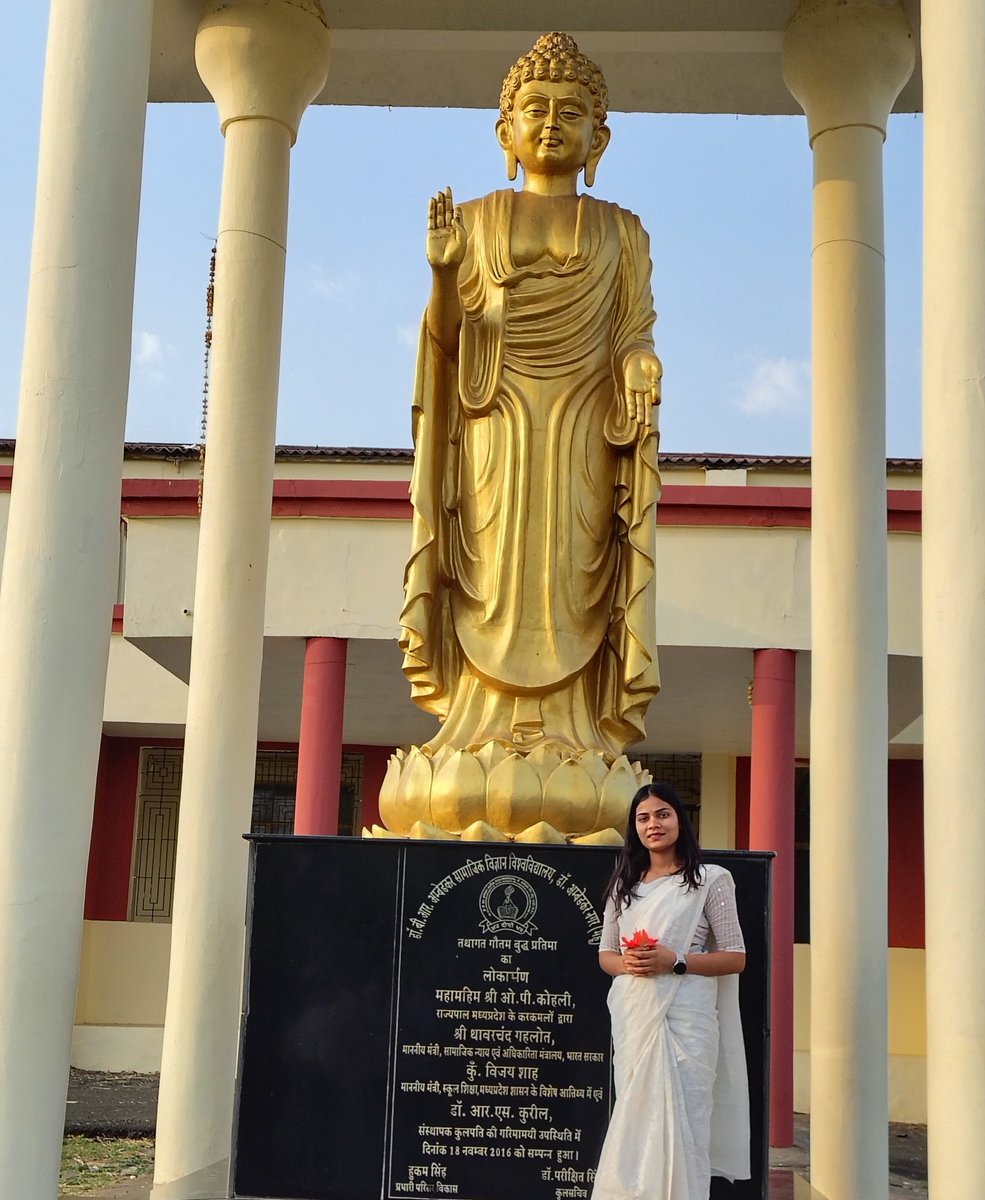 Rani__Boudh's tweet photo. संयुक्त राष्ट्र संघ द्वारा सन 1999 में घोषित अंतरराष्ट्रीय दिवस "बुद्ध पूर्णिमा" की आप सभी को हार्दिक बधाई एवं मंगलकामनाएं।

तथागत बुद्ध के प्रज्ञा, शील, करुणा, सत्य, मैत्री, प्रेम, विश्वशांति, बंधुत्व एवं मानव कल्याण के सन्देश से समाज सदैव प्रेरित होता रहेगा।
जय भीम,नमो बुद्धाय। https://t.co/iJwqUnoLSP