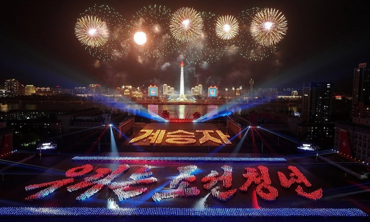 DPRK_CAODEBENOS's tweet photo. ¡Feliz Día Internacional de los Trabajadores! (Fotografía de la marcha de antorchas de ayer en Pyongyang: "Somos los jóvenes de Corea") https://t.co/qaf6DZHhUZ