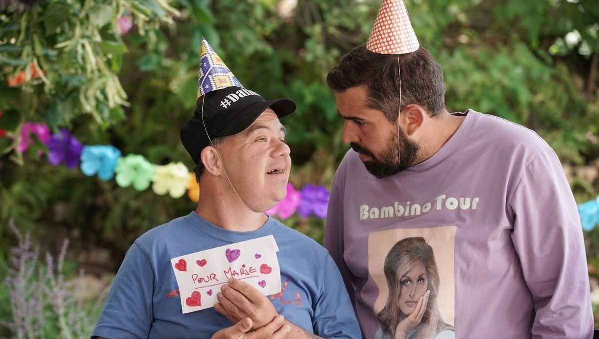NewsTVReal's tweet photo. L'acteur Arnaud Toupense, ayant été révélé dans "Un p'tit truc en plus" réalisé par Artus, a été diagnostiqué de la maladie d’Alzheimer à seulement 45 ans. Une  annonce difficile et inattendue pour le comédien, qui avait récemment vu sa vie changer grâce au succès du film. https://t.co/4yaGiMEhLr