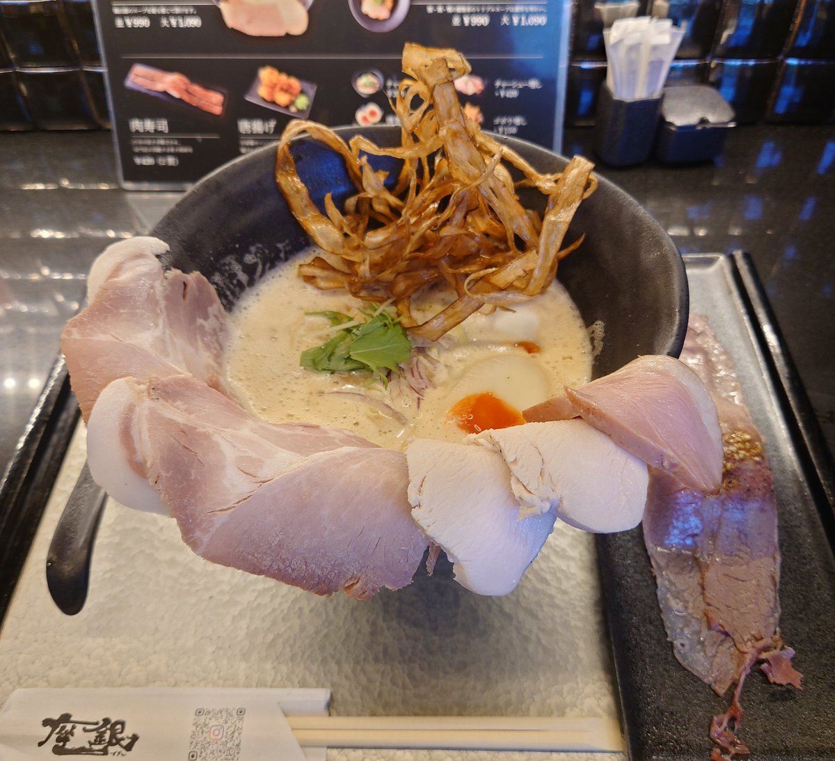 けんけん tweet media