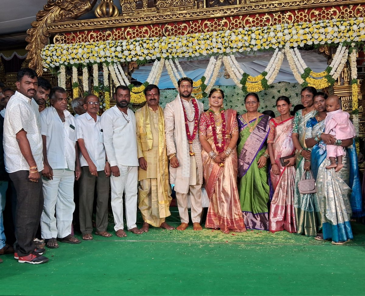 beechupally_g's tweet photo. వనపర్తిలో పలు వివాహాది శుభకార్యాలకు హాజరైనా  జిల్లా సోషల్ మీడియా కన్వీనర్ జనుంపల్లి బీచుపల్లియాదవ్ గారు.లక్ష్మీ కృష్ణ ఫంక్షన్ లో జ్యోతి మెడికల్ షాప్ ఓనర్ ఎర్వ లక్ష్మణ్ యాదవ్ కూతురు లక్ష్మీ మానస వెంకటేష్ యాదవ్  పెళ్లికి హాజరయ్యారు నూతన దంపతులకు శుభాకాంక్షలు తెలియజేశారు. @BRSparty https://t.co/JMCktsPkdo