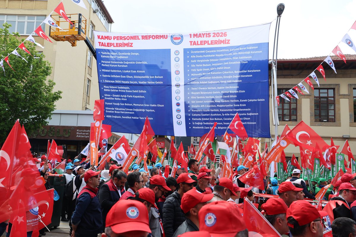 BayndrMemurSen's tweet photo. Emeğin değerini korumak, alın terimizin karşılığını almak ve taleplerimizi birlikte güçlü bir şekilde dile getirmek için; adil paylaşım ve dünyada barış adına Çorum Saat Kulesi Meydanı’ndan hep birlikte sesimizi yükseltiyoruz!

#1MayıstaÇorumdayız
#PaylaşımdaAdaletDünyadaBarış
#BayındırMemurSenÇorumda