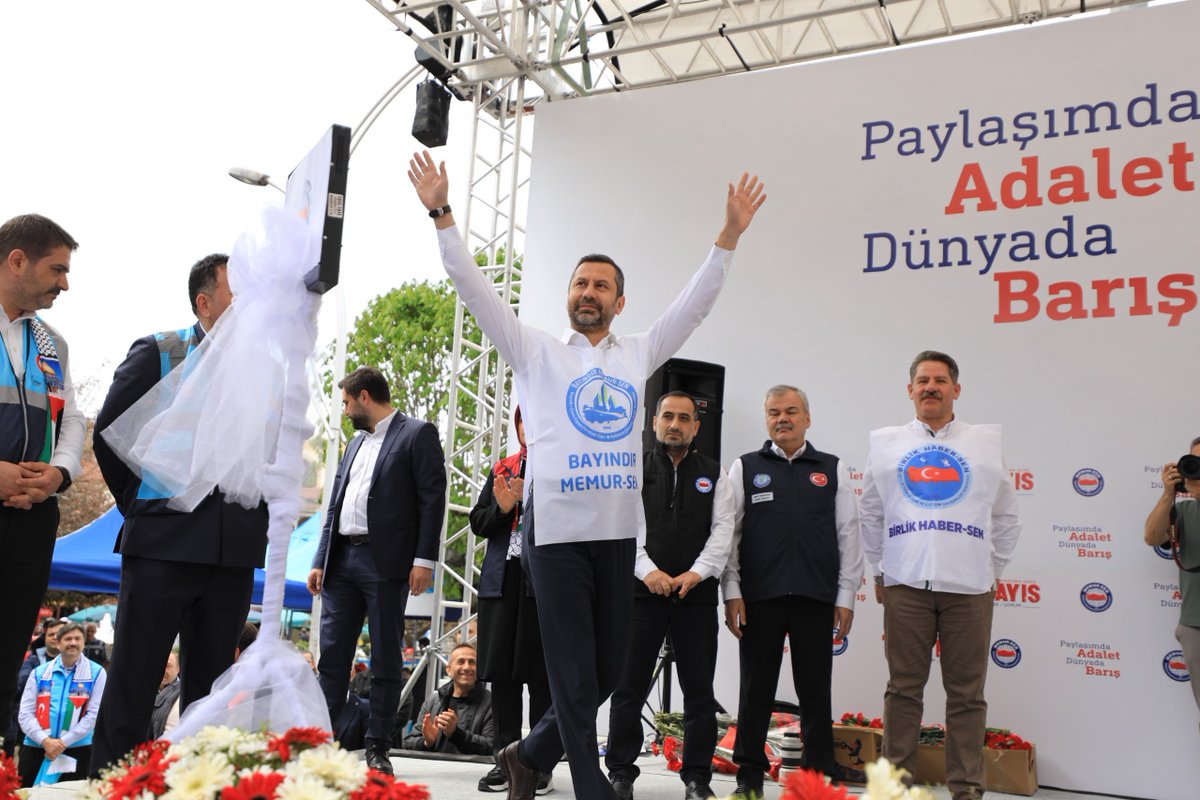 BayndrMemurSen's tweet photo. Emeğin değerini korumak, alın terimizin karşılığını almak ve taleplerimizi birlikte güçlü bir şekilde dile getirmek için; adil paylaşım ve dünyada barış adına Çorum Saat Kulesi Meydanı’ndan hep birlikte sesimizi yükseltiyoruz!

#1MayıstaÇorumdayız
#PaylaşımdaAdaletDünyadaBarış
#BayındırMemurSenÇorumda