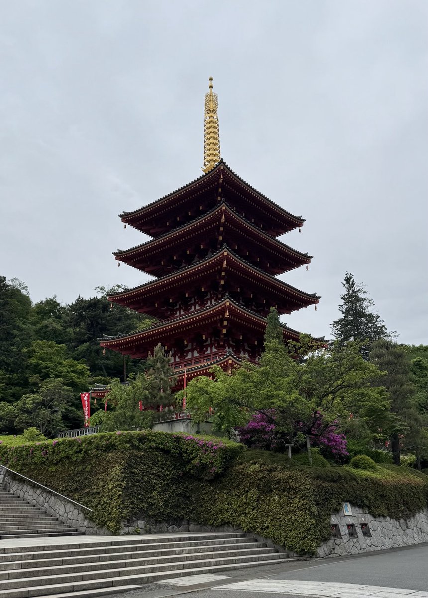 kousama9's tweet photo. 久しぶりの投稿〜元気です😀
2026年4月30日_30日が父の月命日でお墓参り高縄不動尊金剛寺まで…花ばな植栽がキレイなこの季節が大好きです。

5月9日,10日はきっと凄く混んでいることでしょう🍀　高幡不動尊には,土方歳三さまの像がありますし…🎶🐦‍⬛ https://t.co/L3jjDz2o19