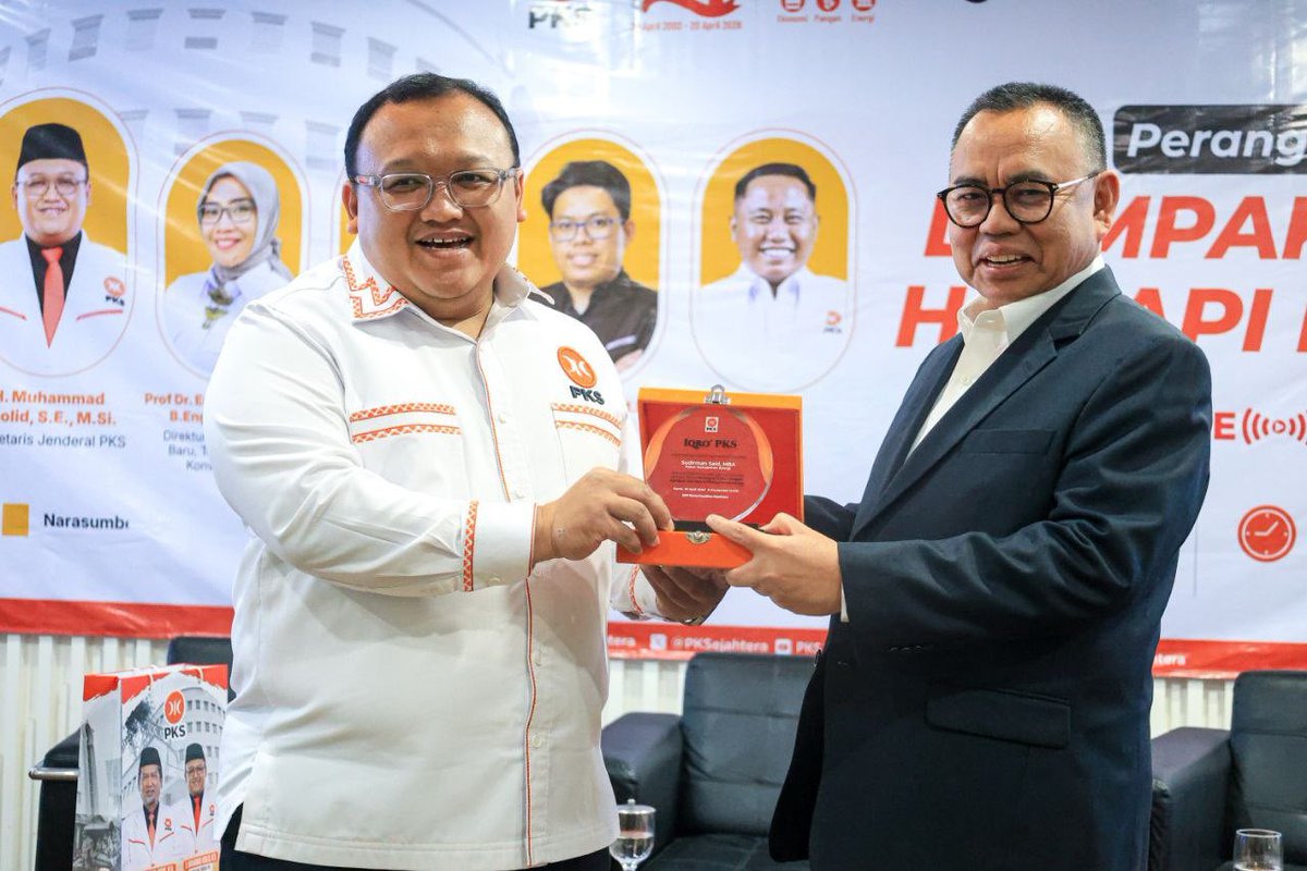 PKSejahtera's tweet photo. Partai Keadilan Sejahtera (PKS) kembali menyelenggarakan program IQRO PKS sebagai ruang membaca, memahami, dan merespons dinamika peradaban, baik di level nasional maupun global di Aula Kantor DPTP PKS, Jakarta, Kamis, (30/04/2026).
Edisi kedua ini mengangkat tema "Perang di Timur Tengah: Dampak dan Solusi Hadapi Krisis Energi dengan menghadirkan pembicara Menteri ESDM 2014-2016 Sudirman Said, Direktur Konservasi Energi Kementerian ESDM Hendra Iswahyudi, dan Ketua DPP PKS Bidang Energi, Lingkungan Hidup, dan Perubahan Iklim Agus Ismail, serta perwakilan dari Dirjen Energi Baru, Terbarukan, dan Konversi Energi.
Sekretaris Jenderal (Sekjen) PKS Muhammad Kholid dalam pengantar diskusi mengatakan bahwa tema ini spesial sebagai rangkaian dari perayaan Milad ke 24 PKS yaitu Berdaya Bersama Rakyat Membangun Ketahanan Indonesia.