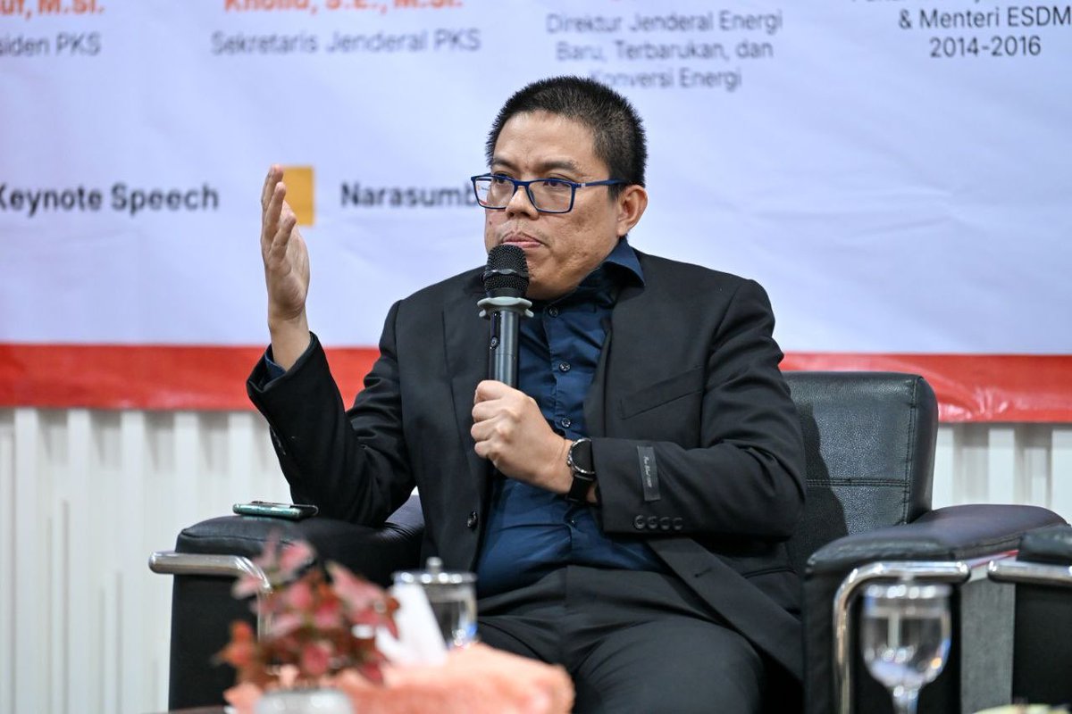 PKSejahtera's tweet photo. Partai Keadilan Sejahtera (PKS) kembali menyelenggarakan program IQRO PKS sebagai ruang membaca, memahami, dan merespons dinamika peradaban, baik di level nasional maupun global di Aula Kantor DPTP PKS, Jakarta, Kamis, (30/04/2026).
Edisi kedua ini mengangkat tema "Perang di Timur Tengah: Dampak dan Solusi Hadapi Krisis Energi dengan menghadirkan pembicara Menteri ESDM 2014-2016 Sudirman Said, Direktur Konservasi Energi Kementerian ESDM Hendra Iswahyudi, dan Ketua DPP PKS Bidang Energi, Lingkungan Hidup, dan Perubahan Iklim Agus Ismail, serta perwakilan dari Dirjen Energi Baru, Terbarukan, dan Konversi Energi.
Sekretaris Jenderal (Sekjen) PKS Muhammad Kholid dalam pengantar diskusi mengatakan bahwa tema ini spesial sebagai rangkaian dari perayaan Milad ke 24 PKS yaitu Berdaya Bersama Rakyat Membangun Ketahanan Indonesia.