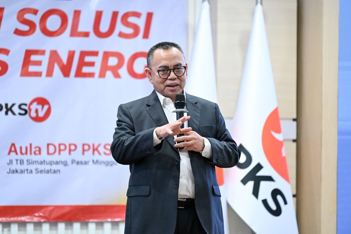 PKSejahtera's tweet photo. Partai Keadilan Sejahtera (PKS) kembali menyelenggarakan program IQRO PKS sebagai ruang membaca, memahami, dan merespons dinamika peradaban, baik di level nasional maupun global di Aula Kantor DPTP PKS, Jakarta, Kamis, (30/04/2026).
Edisi kedua ini mengangkat tema "Perang di Timur Tengah: Dampak dan Solusi Hadapi Krisis Energi dengan menghadirkan pembicara Menteri ESDM 2014-2016 Sudirman Said, Direktur Konservasi Energi Kementerian ESDM Hendra Iswahyudi, dan Ketua DPP PKS Bidang Energi, Lingkungan Hidup, dan Perubahan Iklim Agus Ismail, serta perwakilan dari Dirjen Energi Baru, Terbarukan, dan Konversi Energi.
Sekretaris Jenderal (Sekjen) PKS Muhammad Kholid dalam pengantar diskusi mengatakan bahwa tema ini spesial sebagai rangkaian dari perayaan Milad ke 24 PKS yaitu Berdaya Bersama Rakyat Membangun Ketahanan Indonesia.