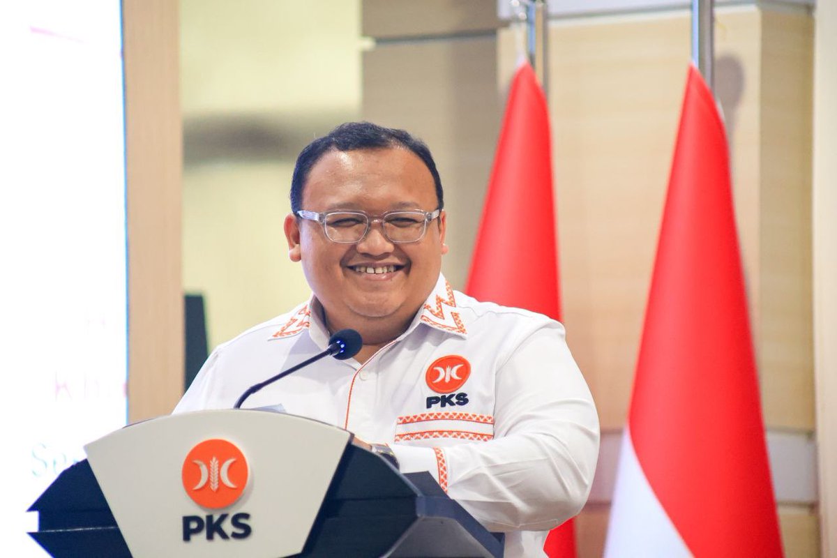 PKSejahtera's tweet photo. Partai Keadilan Sejahtera (PKS) kembali menyelenggarakan program IQRO PKS sebagai ruang membaca, memahami, dan merespons dinamika peradaban, baik di level nasional maupun global di Aula Kantor DPTP PKS, Jakarta, Kamis, (30/04/2026).
Edisi kedua ini mengangkat tema "Perang di Timur Tengah: Dampak dan Solusi Hadapi Krisis Energi dengan menghadirkan pembicara Menteri ESDM 2014-2016 Sudirman Said, Direktur Konservasi Energi Kementerian ESDM Hendra Iswahyudi, dan Ketua DPP PKS Bidang Energi, Lingkungan Hidup, dan Perubahan Iklim Agus Ismail, serta perwakilan dari Dirjen Energi Baru, Terbarukan, dan Konversi Energi.
Sekretaris Jenderal (Sekjen) PKS Muhammad Kholid dalam pengantar diskusi mengatakan bahwa tema ini spesial sebagai rangkaian dari perayaan Milad ke 24 PKS yaitu Berdaya Bersama Rakyat Membangun Ketahanan Indonesia.