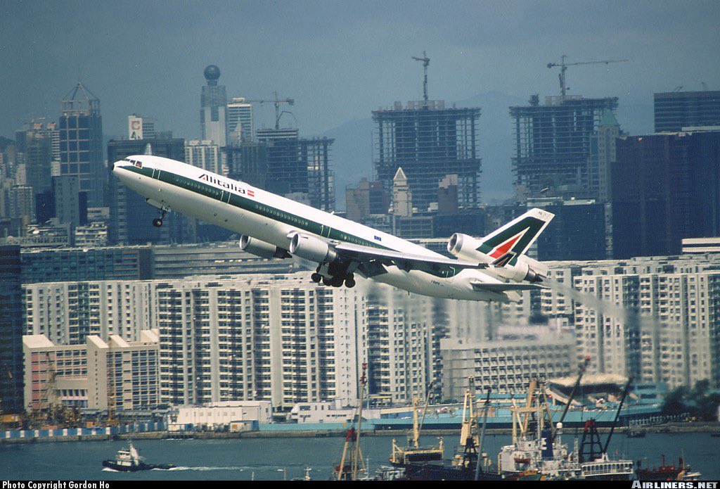 ClassicsPlanes's tweet image. An Alitalia MD-11 seen here in this photo at Hong Kong Kai Tak Airport in June 1998 #avgeeks 📷- Gordon Ho