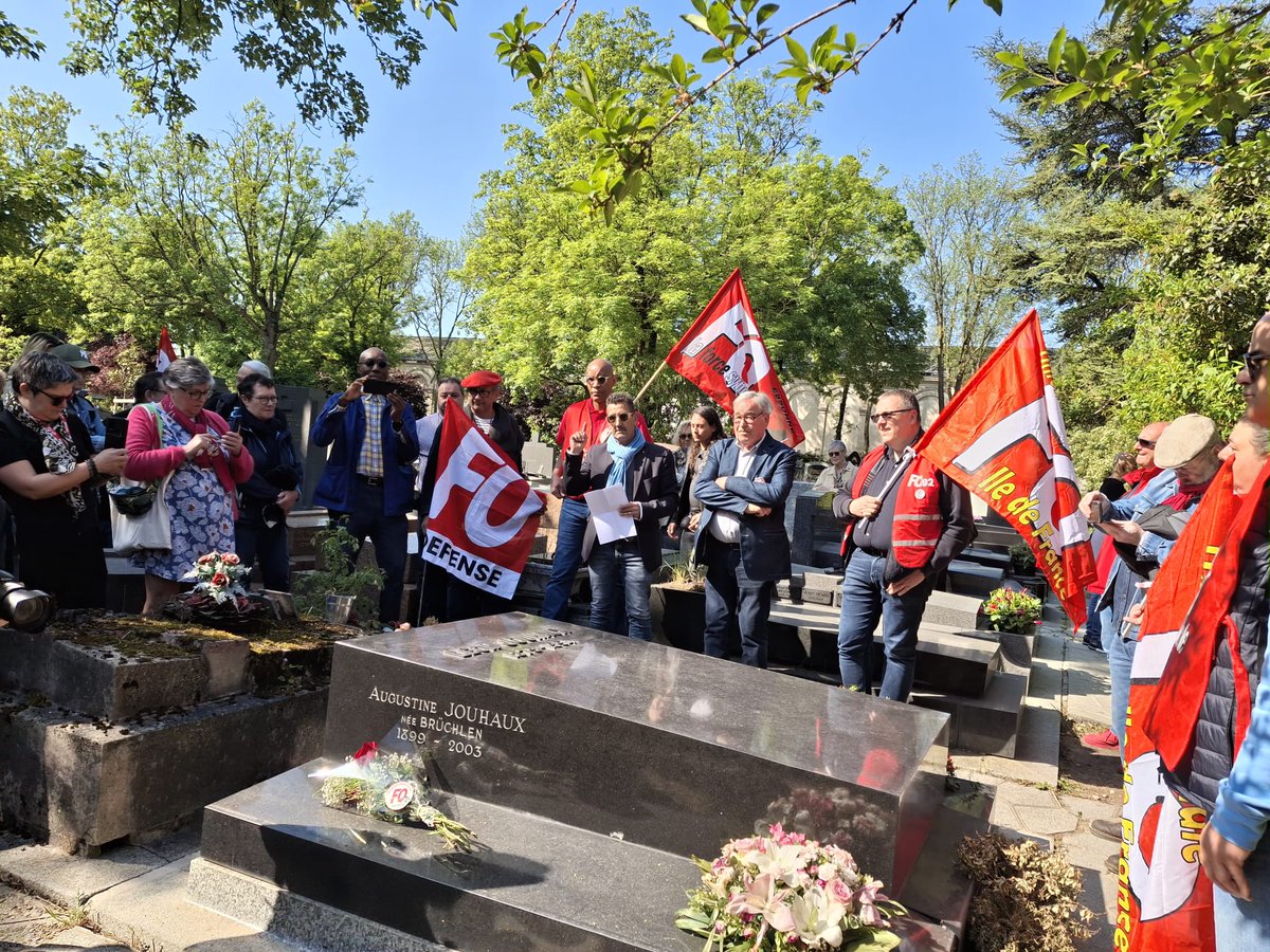 force_ouvriere's tweet photo. @SouillotFo devant la tombe de Léon Jouhaux, fondateur de Force Ouvrière. Hommage à son engagement pour la paix au niveau international reconnu par un prix Nobel en 1951. 
Nos slogans restent toujours d'actualité "Pain, paix, liberté". La paix par la justice sociale ! https://t.co/jkiwQDseZr