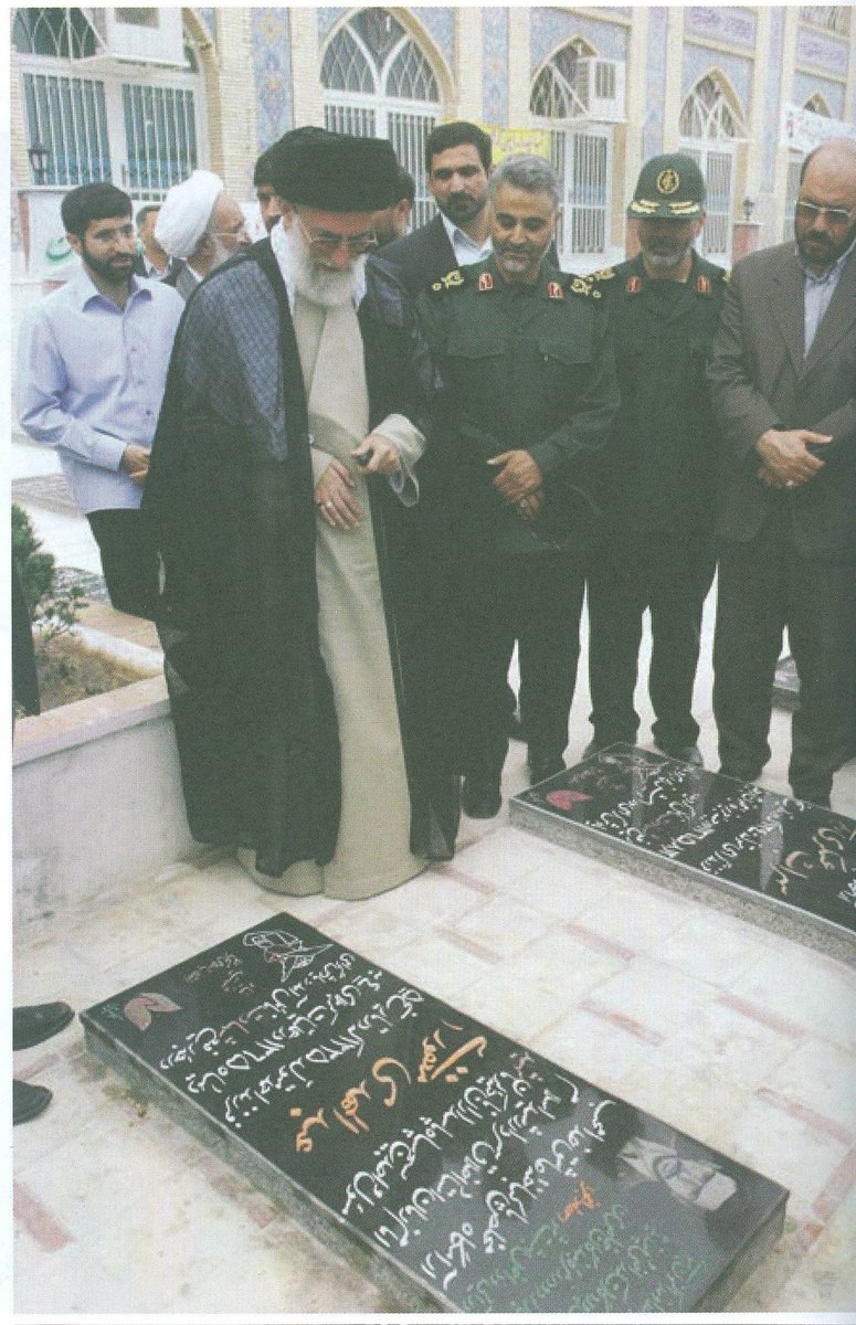 سال ۸۴ بود، با حاج قاسم همراه همیشگی‌اش به کرمان آمد. زیارت قبور شهدا گوشه‌ای از حضور ده روزه اش در استان کرمان بود.
#جان_کرمان