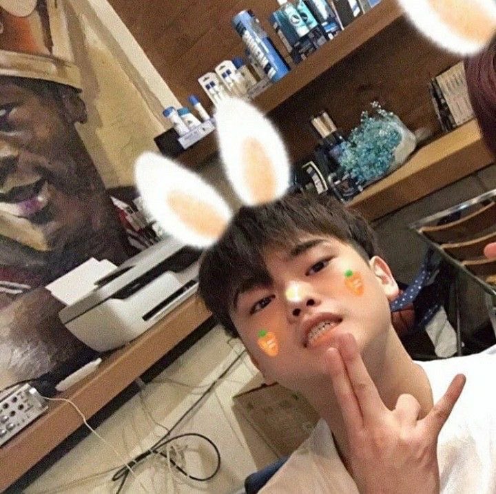 턱에 손가락 잇길래 귀여운 척하는 건가 했는데
키프사인이였어미친놈