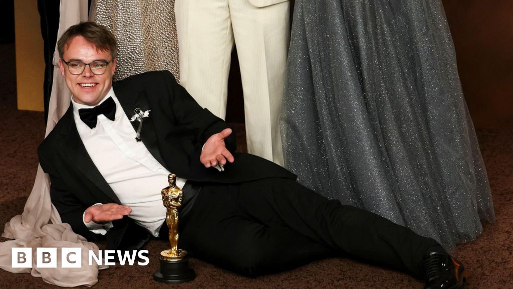 Archange_Shadow's tweet image. 🚨 BREAKING: #BreakingNews Oscar goes missing after Academy Award winner is blocked from taking it on flight. The airline said it regrets the situation and was doing an urgent "comprehensive internal search" for the award.#USA #Oscars #AcademyAwards #LostOscar