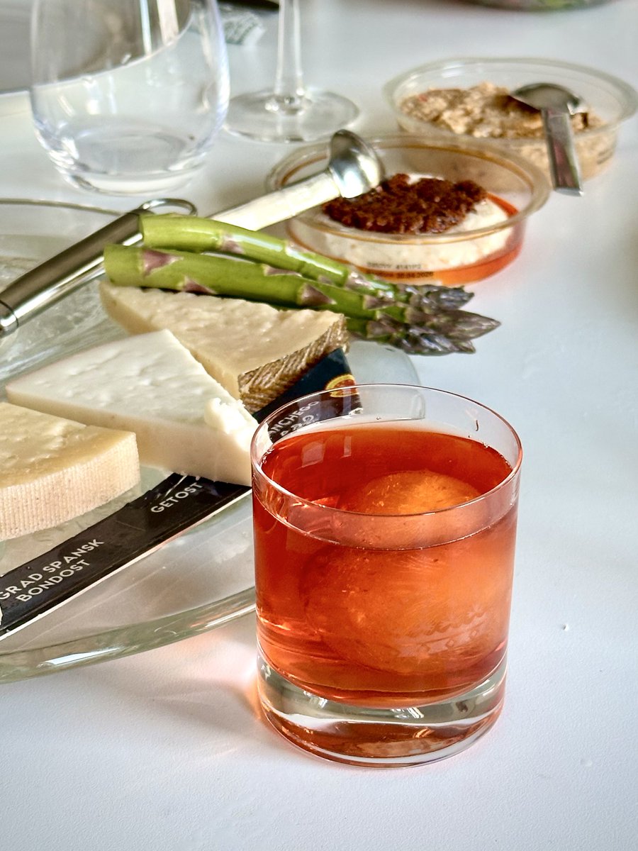 fredagsdrinken's tweet image. #fredagsdrinken nr.321 Golden Hour at valborg
3 cl Bourbon Whiskey 2,5 cl Aperol 2,5 cl Lillet Blanc Rör allt i ett glas/shaker med is, sila upp i ett Old Fashioned glas och garnera med citronzest. Skål 🍹 🍸🍷 🥃

fredagsdrinken.com

#cocktail
#cocktails
#drinks