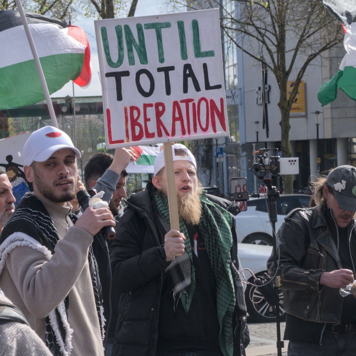 nutshellfotos's tweet photo. Nachtrag: Am 11.04. fand in #Osnabrück eine antizionistische Demo statt. Es liefen Islamist:innen sowie Linke mit, geeint durch eine gemeinsame weiße Cap mit einer Palästina symbolisierenden Melone auf der Front.

Alle Bilder: https://t.co/xNVbU2wClx https://t.co/hBxqbyRdAT