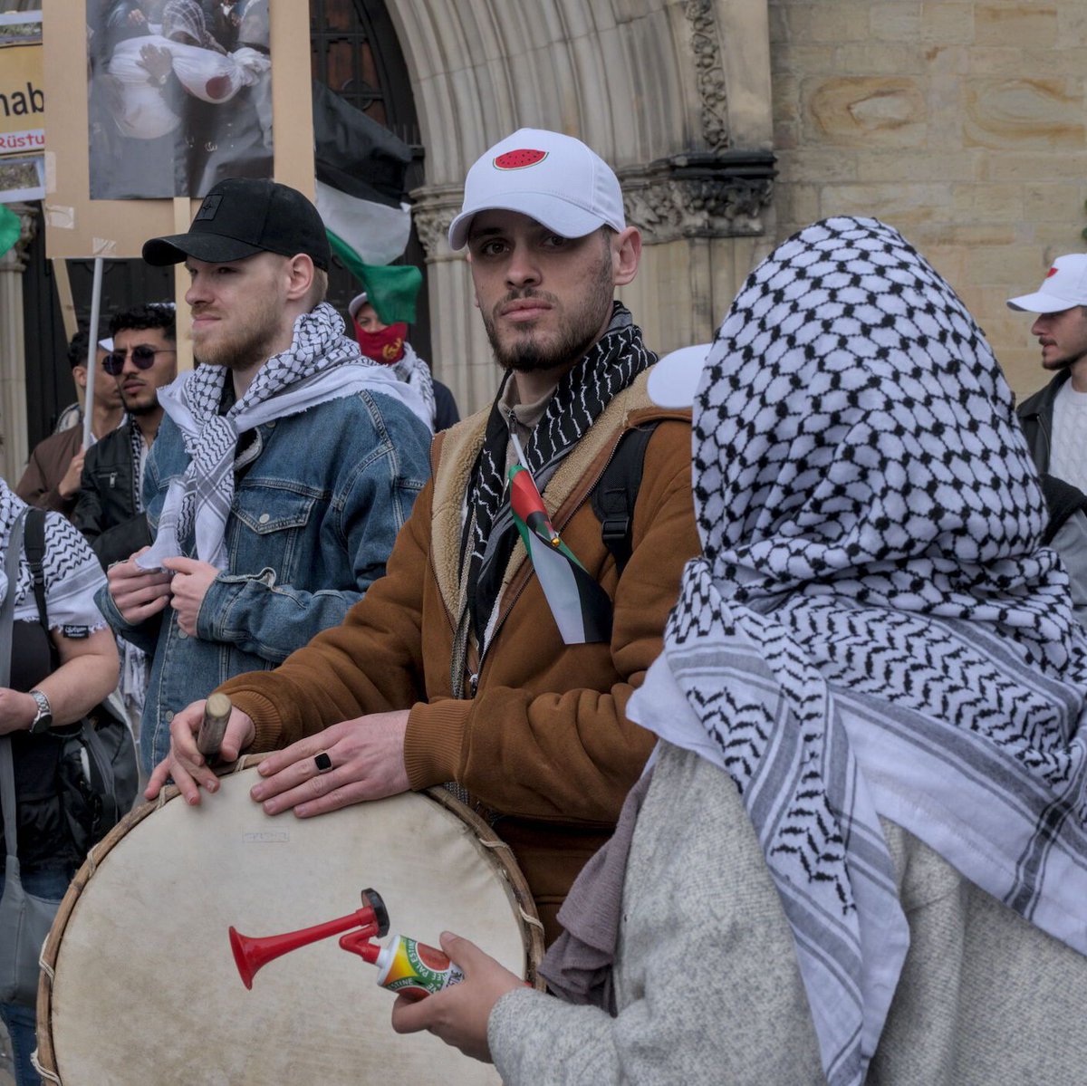 nutshellfotos's tweet photo. Nachtrag: Am 11.04. fand in #Osnabrück eine antizionistische Demo statt. Es liefen Islamist:innen sowie Linke mit, geeint durch eine gemeinsame weiße Cap mit einer Palästina symbolisierenden Melone auf der Front.

Alle Bilder: https://t.co/xNVbU2wClx https://t.co/hBxqbyRdAT