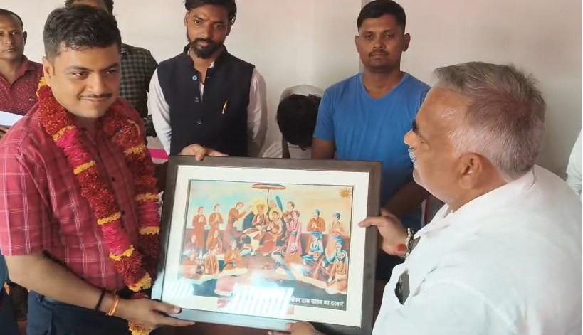 bstvlive's tweet photo. बाराबंकी : कोटवाधाम पहुंचे DM ईशान प्रताप सिंह
➡️मेले की व्यवस्थाओं का लिया जायजा
➡️बड़े बाबा जगजीवन दास साहब किए दर्शन
➡️विकास कार्यों की प्रगति पर ली जानकार
➡️अधिकारियों संग बैठक कर दिए सख्त निर्देश
#Barabanki #DMVisit #Kotwadhham @DM_Barabanki https://t.co/fO8Kznqw2a