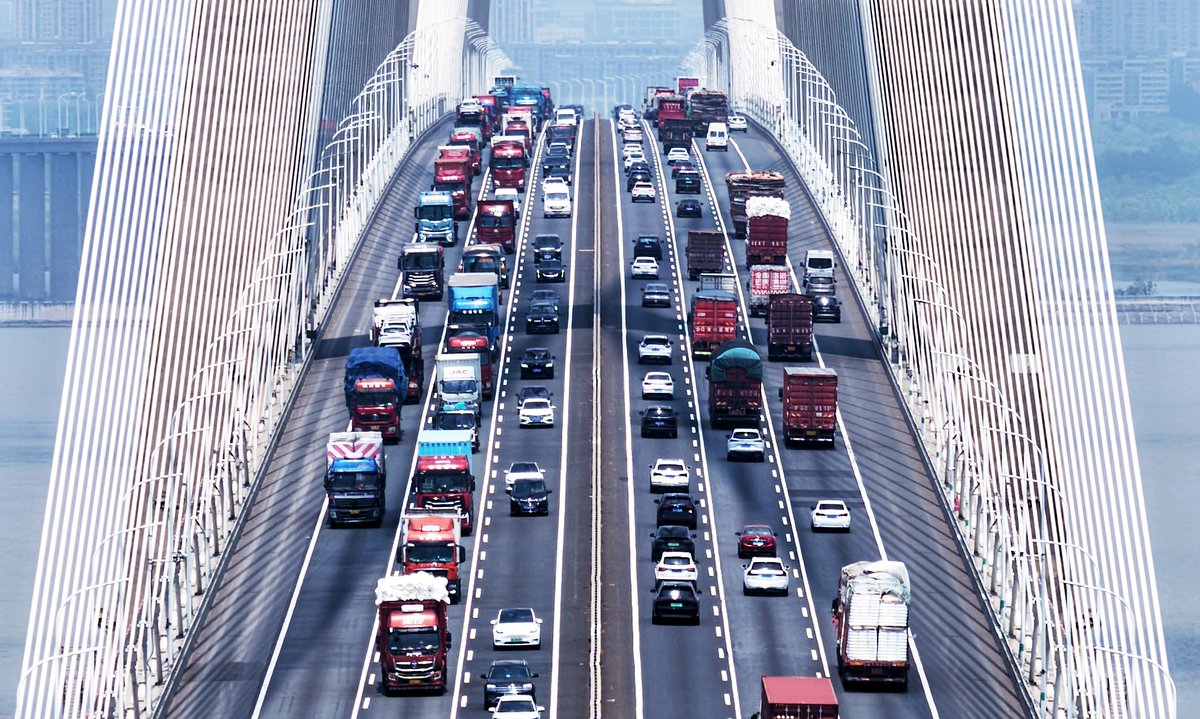 CGTNGlobalBiz's tweet image. China's May Day #travel rush eyes record highs 🚄
• #Rail: 24.8 mln trips expected on May 1, +2,070 trains🚄
• #Highways: 70 mln trips projected, near record levels 🚗
• #Waterways: 9.2 mln trips forecast for the 5-day holiday, +6.8% YoY 🌊