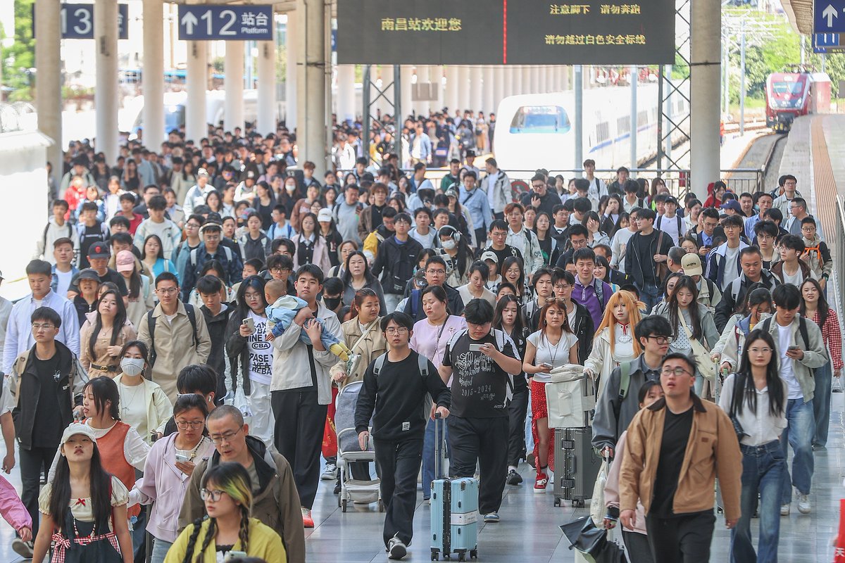 CGTNGlobalBiz's tweet image. China's May Day #travel rush eyes record highs 🚄
• #Rail: 24.8 mln trips expected on May 1, +2,070 trains🚄
• #Highways: 70 mln trips projected, near record levels 🚗
• #Waterways: 9.2 mln trips forecast for the 5-day holiday, +6.8% YoY 🌊