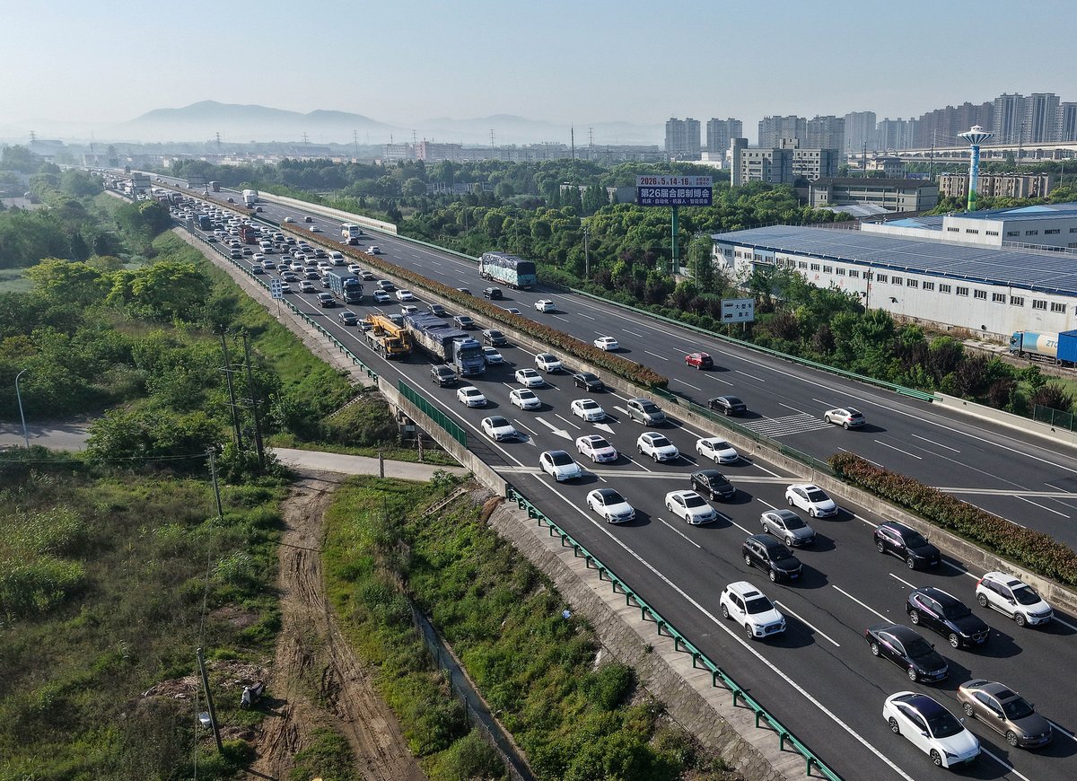 CGTNGlobalBiz's tweet image. China's May Day #travel rush eyes record highs 🚄
• #Rail: 24.8 mln trips expected on May 1, +2,070 trains🚄
• #Highways: 70 mln trips projected, near record levels 🚗
• #Waterways: 9.2 mln trips forecast for the 5-day holiday, +6.8% YoY 🌊