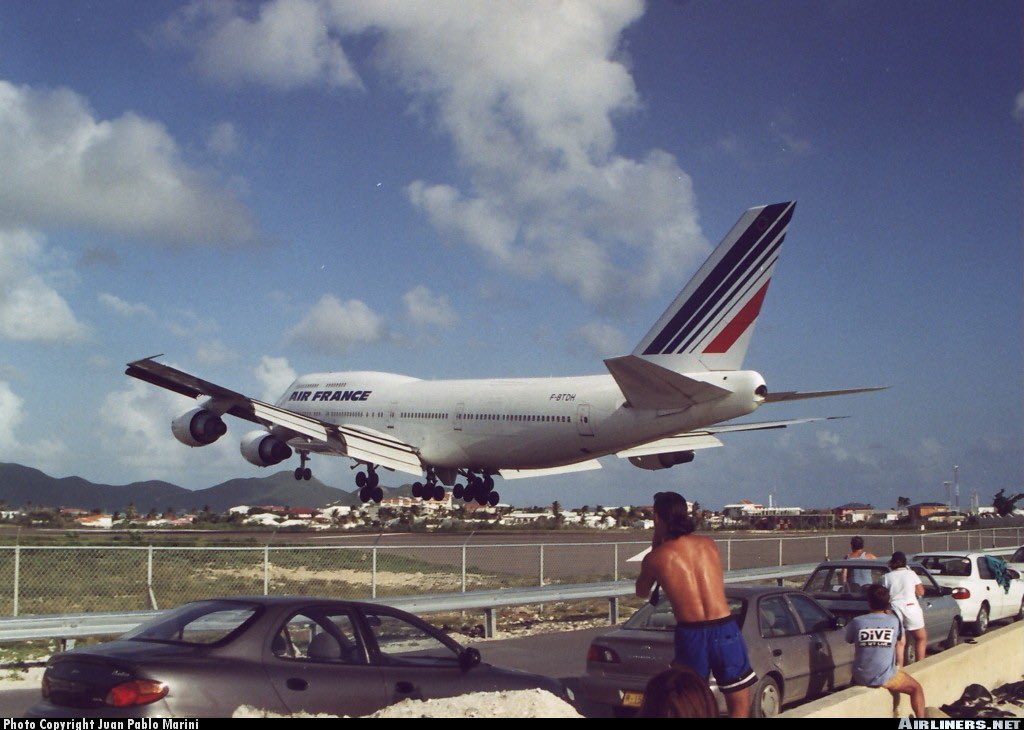 ClassicsPlanes's tweet image. An Air France B747-200SUD seen here in this photo at St Maarten Airport in September 2000 #avgeeks 📷- Juan Pablo Marini