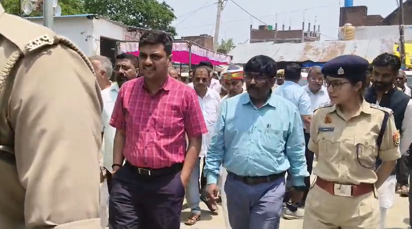 bstvlive's tweet photo. बाराबंकी : कोटवाधाम पहुंचे DM ईशान प्रताप सिंह
➡️मेले की व्यवस्थाओं का लिया जायजा
➡️बड़े बाबा जगजीवन दास साहब किए दर्शन
➡️विकास कार्यों की प्रगति पर ली जानकार
➡️अधिकारियों संग बैठक कर दिए सख्त निर्देश
#Barabanki #DMVisit #Kotwadhham @DM_Barabanki https://t.co/fO8Kznqw2a