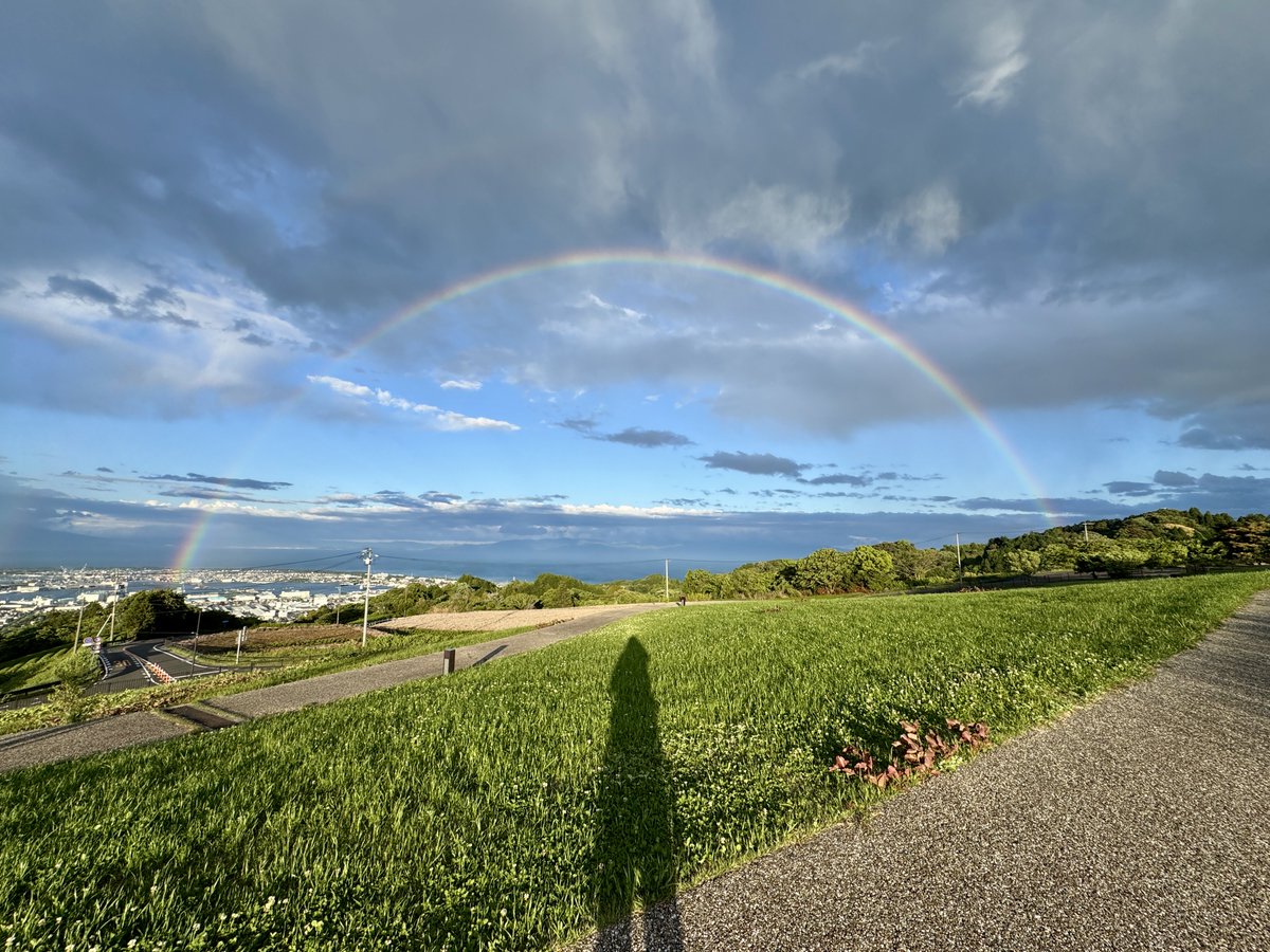本日、日本平から駿河湾〜清水港に掛かる大きな虹が見られました🌈

ずっと雨続きの一日でしたが、最後に晴れて本当によかったです