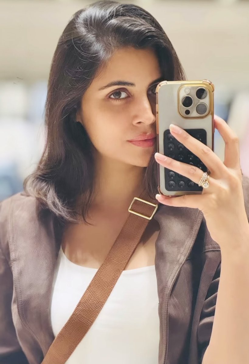 SHE looking Super Gorgeous, Ravishing.... brown shade eyes &amp; hair , brown shade jacket &amp; belt 🤎
Brown looks good on her 😍 
And those eyes... 👁️ 🔥
 #maltichahar 🤎❣️