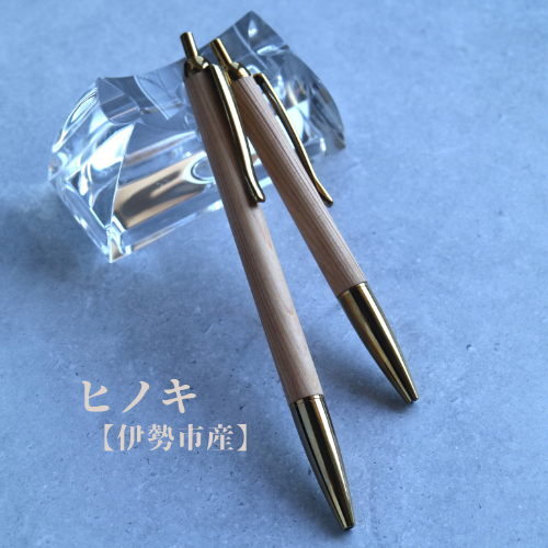 WoodTimeFactory's tweet photo. 本日の削りたて。
ウイスキー樽 、伊勢市産ヒノキ。
それぞれの時間を、そのまま書く道具に。
ミニサイズはM5手帳にぴったり。
GWのお出かけに、手帳時間を少し特別に。

#木軸 #文房具好き #システム手帳 #M5手帳 #伊勢市  #woodpen #handmadepen #whiskeybarrel #japanesecypress #stationerylover https://t.co/jav4BhpgCk