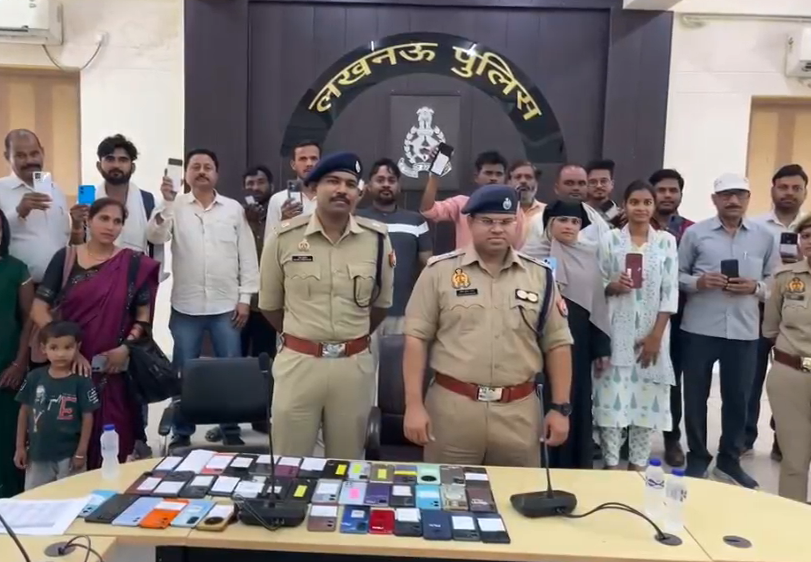 bstvlive's tweet image. लखनऊ: 12 लाख रुपए के 54 मोबाइल फोन बरामद

➡️DCP दक्षिणी की साइबर सेल टीम को सफलता
➡️लोगों के चोरी, खोए मोबाइल पुलिस ने लौटाए
➡️विभिन्न राज्यों से मोबाइल किया गया बरामद 

#Lucknow #CyberCrime #PoliceRecovery @DCP_South @lkopolice