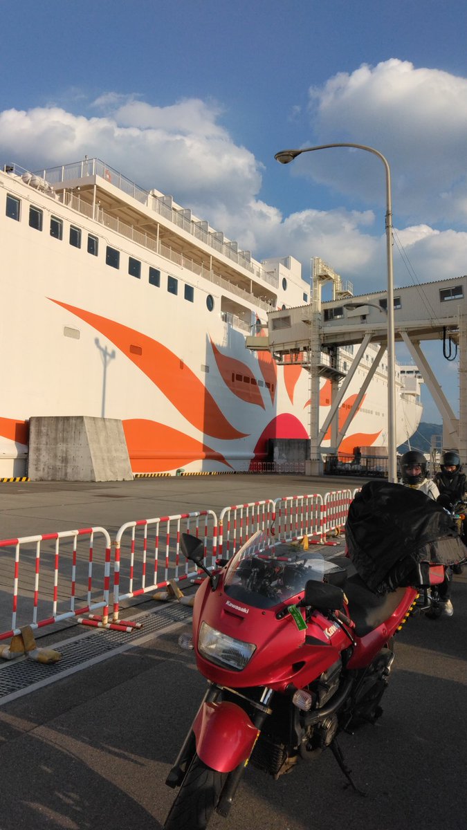 komi_3's tweet photo. 朝起きたら摂津の海の上という作戦
出航1.5時間前で40台以上おる
予約しておいたからQRコードだけで手続き楽チン
腹ごしらえも済ませたので、アトは飲んで寝るだけ

別府駅では上下線運転見合わせのアナウンス
バイクとの接触事故とか https://t.co/Uthn3tWm9q