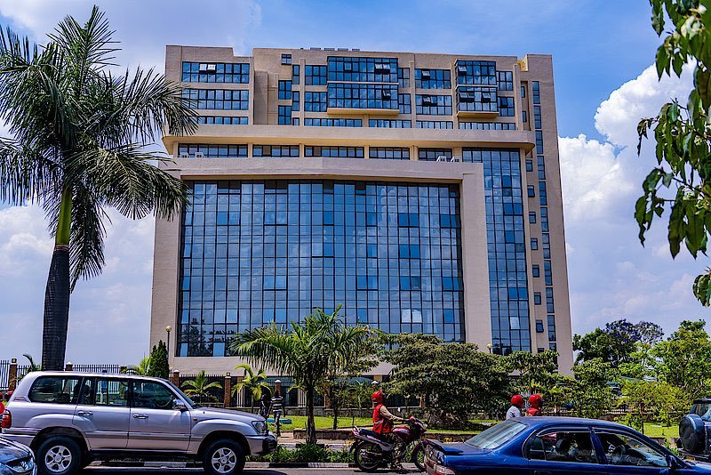 SamKabera's tweet photo. DRONES
=======
Ubwo #drones zarimo zitembera muri @CityofKigali zikagera i @Gasabo_District zahageze zishaka kwerekeza i Nyarutarama kuko zari zigeze hafi ya y'aho @Radiotv10rwanda ibarizwa muri Tele10. Mu kuboko kw'imoso zabonye inyubako nziza kandi ndende ibereye ijisho cyane,zibajije umuntu wari hafi ati:" Hano niho ikigo cyacu dukunda cya @RDBrwanda bakorera,kuko #drones zibaza byinshi zakomeje zibaza niba babamo bonyine ariko uwo muntu yakekeranyaga kuko yavuze ngo na @Rwanda_Housing bashobore kuba ariho babarizwa,[ibyo ababizi batubwira].

So,reka ngere kuri point, izi nyubako ndende nk'izi mbaze ba Injenyeri bacu babizobereye,iyo bazubaka bajya bibuka guteganya igihe haba nk'ibiza urugero nk'umutingito.

Uwo muntu yabwiye #drone ati:"Ku wa 17 Mata 2026,ko hari inama yabaye yo kuganira ku raporo y’isuzuma ry’inyubako nshya ya RDB. Abitabiriye inama bemeranyije ko iyo nyubako igomba kwimurwamo abantu bitewe n’ibibazo bikomeye by’umutekano no kubahiriza amabwiriza byagaragajwe muri iyo raporo, bigaragaza ko inyubako itagikwiye gukomeza guturwamo cyangwa gukoreshwa muri iki gihe.

Mu rwego rwo kubahiriza inshingano za MININFRA zo guteza imbere ibipimo by’ibikorwa remezo no kurinda umutekano w’inyubako rusange, iyi nyubako ya RDB igomba kuvugururwa byihuse no kongerwamo imbaraga mu miterere yayo. Kugira ngo ibyo bikorwa by’ingenzi bishoboke kandi hanabungabungwe umutekano w’abakozi bose, birasabwa ko inyubako bayimurwamo by’agateganyo.

Ndetse hakanasabwa ko haba ubufatanye mu kwimura inzego zose n’abari basanzwe bakorera cyangwa bacumbikiwe muri iyo nyubako ya RDB. Bitewe n’ubwihutirwe bw’iki kibazo, inyubako igomba kuba yimuwemo burundu bitarenze ku wa Mbere, tariki ya 04/05/2026."

@RwandaInfra
@HAKUZWUMUREMYI 
@oswaki
