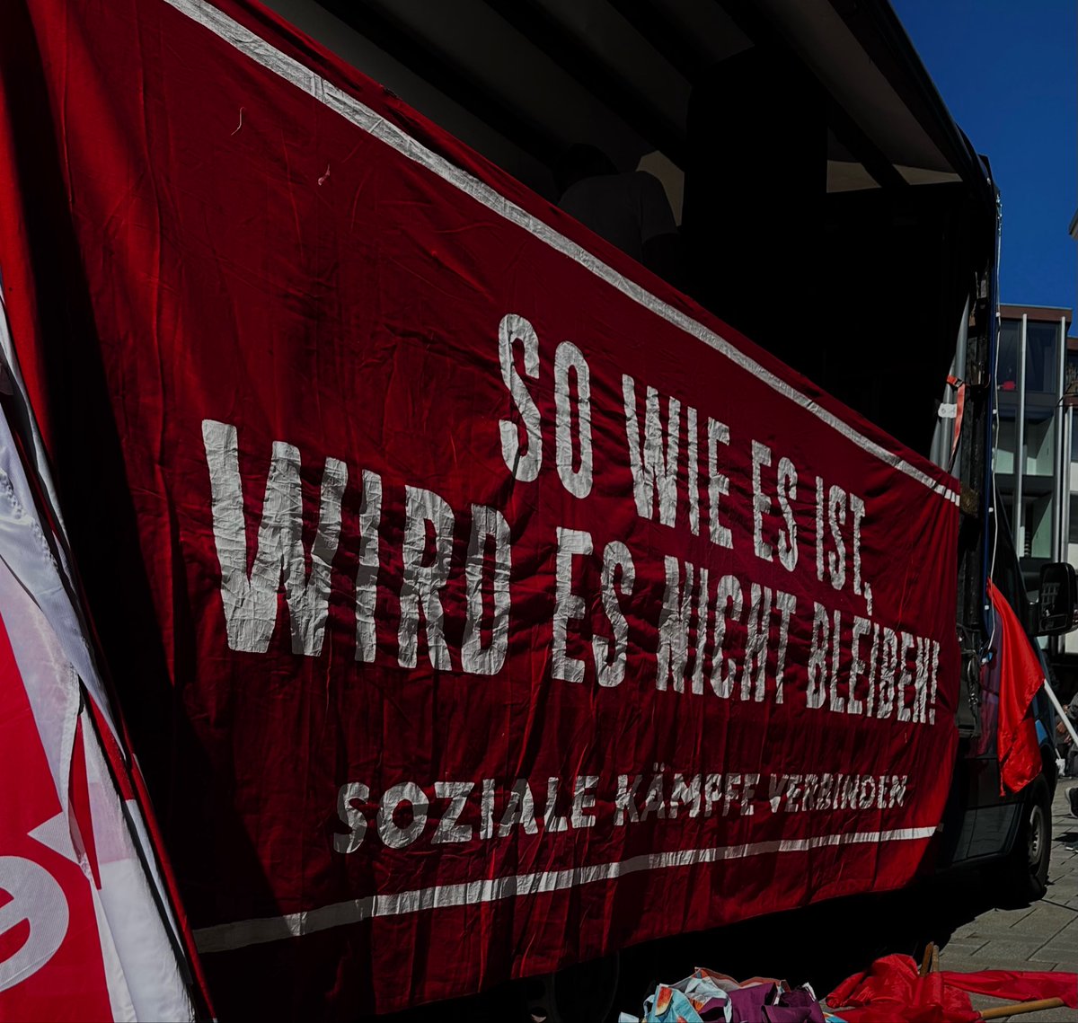 redact0711's tweet photo. Wir berichten heute live vom 1. Mai in Stuttgart. Los geht es mit der DGB-Demonstration am Marktplatz und im Anschluss folgt die Revolutionäre 1. Mai Demonstration am Kronprinzplatz #s0105 https://t.co/wS3ZRXVH9M