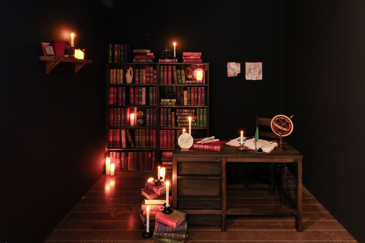 🕯️ 思索の部屋 💭
作品と同じ時代、中世の天文学者たちが思索に没頭していたであろう空間を再現。
禁じられた真理に挑もうとした者たちの静かな決意と葛藤、そして尽きることのない問いが生まれた場所を想像し、追体験するための空間です。

📢『チ。 ―地球の運動について―』×東京シティビュー
