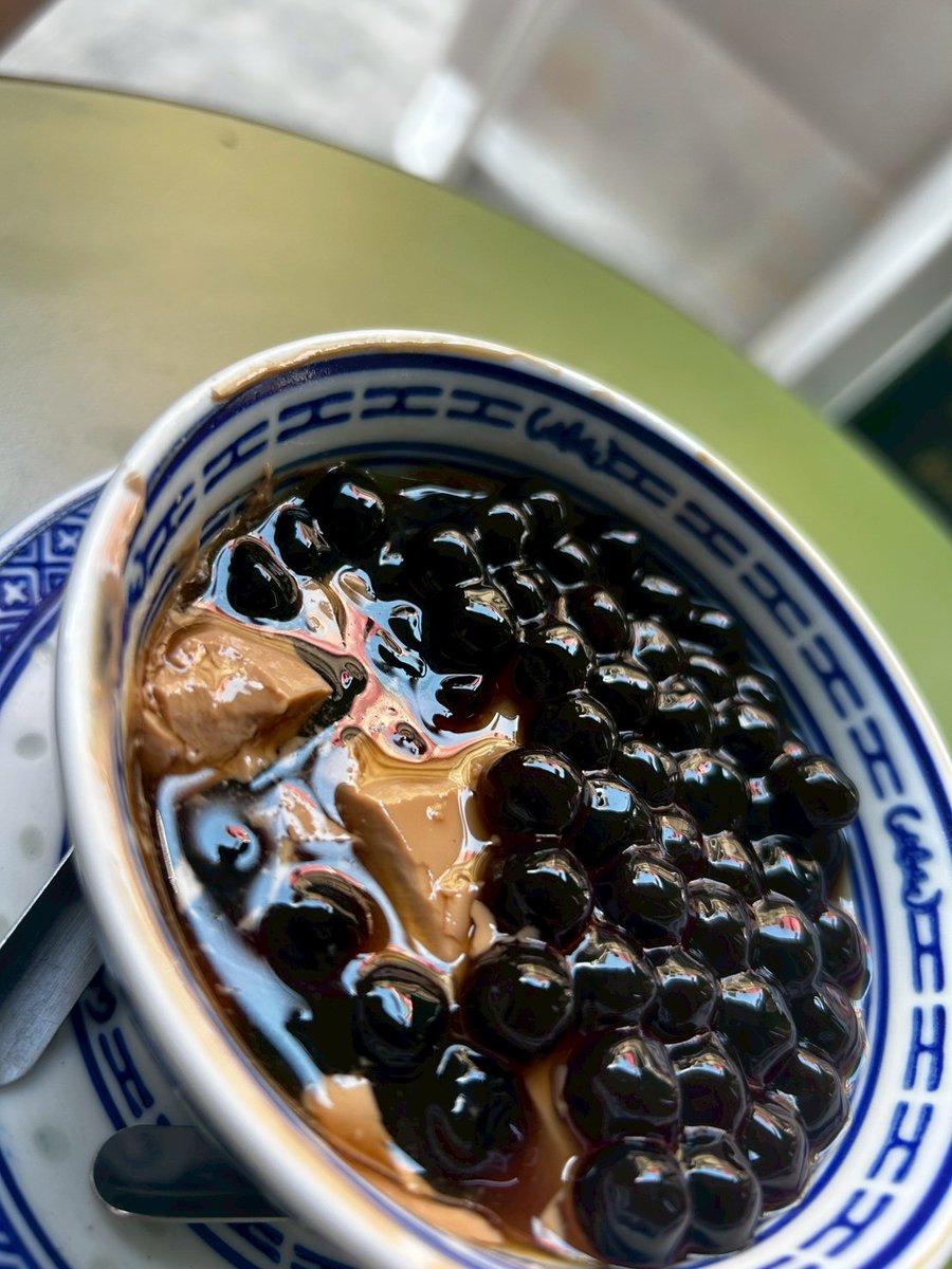 scrumsyrup's tweet photo. 久々にバンコク・ヤワラーへ。なんと8年ぶり。
ここに来れば間違いなく旨��ものに出会える。 今回はワンタン入りバーミーナームと黒タピオカミルクプリン。
まだまだ食べられそうだけど〆のCoffee。続きは夜のお楽しみに。 やっぱりヤワラーは最高。

bay aniki 

#scrumsyrup #ヤワラートグルメ https://t.co/QLyJjlSpuJ