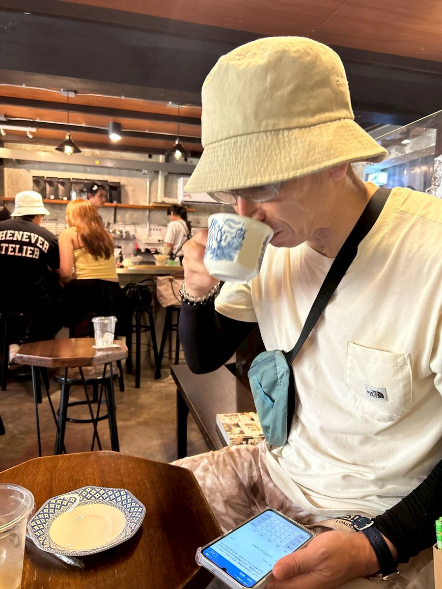 scrumsyrup's tweet photo. 久々にバンコク・ヤワラーへ。なんと8年ぶり。
ここに来れば間違いなく旨��ものに出会える。 今回はワンタン入りバーミーナームと黒タピオカミルクプリン。
まだまだ食べられそうだけど〆のCoffee。続きは夜のお楽しみに。 やっぱりヤワラーは最高。

bay aniki 

#scrumsyrup #ヤワラートグルメ https://t.co/QLyJjlSpuJ