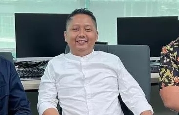 LambeSahamjja's tweet photo. Guys, di tengah ribuan influencer saham yang kerjanya pamer mobil mewah, flexing porto, dan jualan kelas dengan klaim "sudah kaya" ada satu kisah yang menurut gue jauh lebih layak untuk diperhatikan.

Tidak ada konten. 
Tidak ada kelas berbayar. 
Tidak ada flexing di media sosial.

Hanya hasil yang berbicara sendiri.
Trader yang namanya ditemukan bukan karena dia promosi tapi karena datanya ketahuan:

dalam keterbukaan informasi kepemilikan saham diatas 1 %

Ada satu nama yang muncul sebagai pemegang saham di atas 1% pada sebuah emiten.
Bulan Maret lalu dia memborong saham itu sebanyak Rp13 miliar.

Tanpa pengumuman. 
Tanpa konten. 
Tanpa berita apapun yang membahasnya.

Kepemilikannya bahkan sudah mendekati kepemilikan Fidelity Fund dan dua reksa dana lokal. Dan tidak ada satu pun orang yang tahu sampai tools analisis itu menemukannya.

Di akhir April harga saham tersebut sudah bergerak naik. 
Ada kemungkinan dia sudah keluar dan menikmati hasilnya lagi-lagi tanpa perlu memberitahu siapapun.

Namanya disebut di kolom komentar: 
Bekti Sutikna

Komunitas mengenalinya. Beberapa komentar menyebutnya sebagai "Trader Paling Humble." Yang lain mengingatnya sebagai pemenang lomba trading Mirae Asset di era COVID. 

Wong Jogja yang tidak banyak bicara tapi hasilnya nyata.

Dan ada satu komentar dari seorang trader yang menurut gue adalah kalimat paling jujur yang bisa ditulis seseorang tentang perjalanan di pasar saham:

Seseorang yang sangat saya hormati, saya jadikan panutan, jatuh bangun sendiri dari 2008, mulai dari scalping dana kecil hingga seperti sekarang. 

Beliau tidak cuma mengajarkan bahwa dunia itu bukan hanya tentang saham saja namun itulah cara untuk tetap bisa khusyuk dalam ibadah dan dekat dengan keluarga."

Yang membuat sosok ini berbeda dan ini yang paling penting untuk dipahami:

Di era di mana algoritma media sosial menguntungkan orang yang paling keras berteriak trader seperti ini adalah anomali.

Dia tidak butuh validasi dari followers. 
Tidak butuh tepuk tangan dari komunitas. 
Tidak butuh siapapun tahu berapa porto-nya.

Beli diam-diam. 
Cuan dinikmati sendiri. 
Cut loss pun ditanggung sendiri.

Tidak ada drama. 
Tidak ada excuses. 
Tidak ada yang disalahkan kalau salah.

Dan justru itulah yang membuatnya bisa bertahan dan berkembang selama belasan tahun sejak 2008 ketika banyak trader lain yang lebih berisik sudah lama menghilang dari pasar.

Kontras yang paling menohok dan ini realita yang perlu lo hadapi:

Di satu sisi ada influencer saham yang hidupnya konten pamer Lamborghini, pamer porto hijau, jual kelas dengan harga jutaan, ajak followers beli saham yang sebenarnya sedang mereka jual.

Di sisi lain ada trader yang memborong Rp13 miliar diam-diam dan baru ketahuan karena datanya muncul di laporan kepemilikan saham yang harus dilaporkan secara regulasi.

dulu beliau di kenal punya padepokan saham di jojgaa tapi ditutup 
punya beberapa murid
dan pernah ada murid yang menggukan nama beliau
untuk jualan saham
dengna menunjukkan porto beliau untuk dijual 
sampai akhirnya ditutup karna banyak miss 

Salut untuk mereka yang kerja diam-diam. 
Yang jatuh bangun tanpa penonton. 
Yang belajar dari kekalahan tanpa mengeluh di media sosial. 
Dan yang akhirnya duduk tenang sambil menikmati hasil dari kesabaran yang sangat panjang.