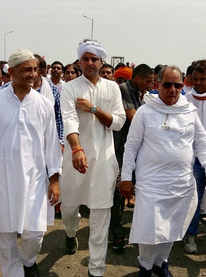 Viraj00781095's tweet photo. सिर पर साफा, मन में जनता। पैरों में पदयात्रा, दिल में देश।
AC की हवा नहीं, सड़क की धूल चाहिए। क्योंकि नेता वही जो जनता के साथ चले।
#SachinPilot #PilotWithPeople #PadYatra #Congress #YouthIcon @SachinPilot https://t.co/5MaqurMP7w