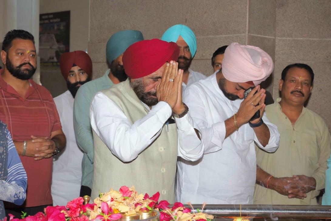 BaldevAulakh's tweet image. आज रामपुर की तहसील स्वार के नवाबगंज आर्सल पार्सल स्थित प्रसिद्ध अत्रिदत्त मंदिर में भगवान अत्रिदत्त जी के दर्शन कर आशीर्वाद प्राप्त किया। ईश्वर से समस्त क्षेत्रवासियों के सुख, समृद्धि एवं मंगलमय जीवन की कामना की।

जय श्री अत्रिदत्त। 

#Faith #Blessings #Mandir #Swar #Bilaspur