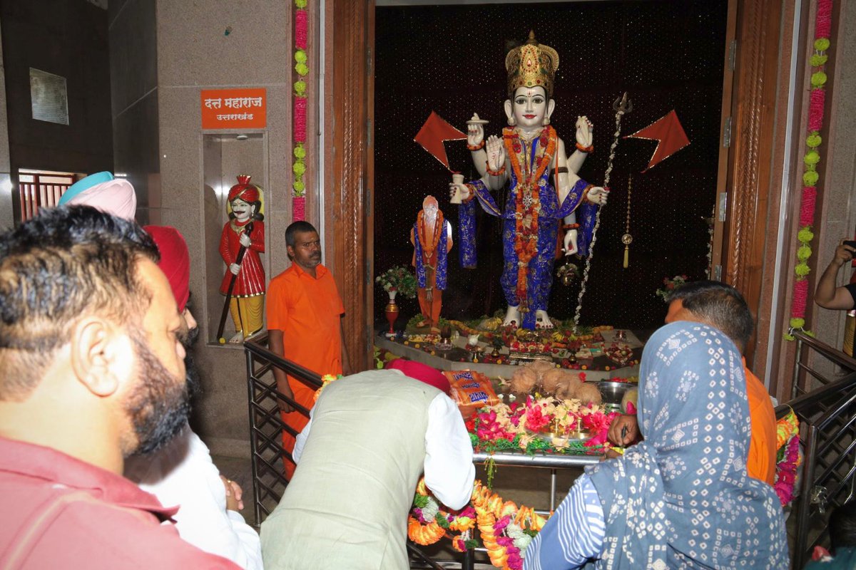 BaldevAulakh's tweet image. आज रामपुर की तहसील स्वार के नवाबगंज आर्सल पार्सल स्थित प्रसिद्ध अत्रिदत्त मंदिर में भगवान अत्रिदत्त जी के दर्शन कर आशीर्वाद प्राप्त किया। ईश्वर से समस्त क्षेत्रवासियों के सुख, समृद्धि एवं मंगलमय जीवन की कामना की।

जय श्री अत्रिदत्त। 

#Faith #Blessings #Mandir #Swar #Bilaspur