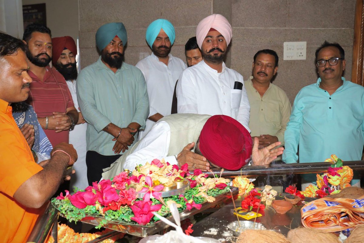 BaldevAulakh's tweet image. आज रामपुर की तहसील स्वार के नवाबगंज आर्सल पार्सल स्थित प्रसिद्ध अत्रिदत्त मंदिर में भगवान अत्रिदत्त जी के दर्शन कर आशीर्वाद प्राप्त किया। ईश्वर से समस्त क्षेत्रवासियों के सुख, समृद्धि एवं मंगलमय जीवन की कामना की।

जय श्री अत्रिदत्त। 

#Faith #Blessings #Mandir #Swar #Bilaspur