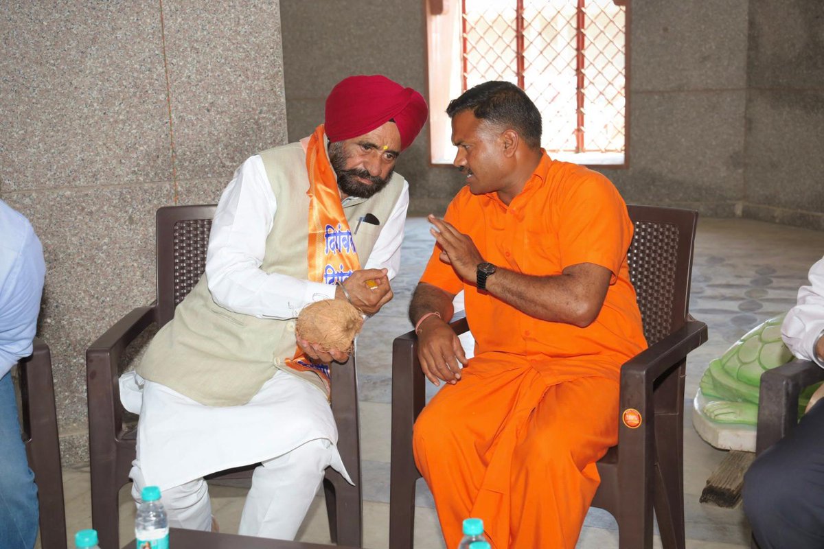 BaldevAulakh's tweet image. आज रामपुर की तहसील स्वार के नवाबगंज आर्सल पार्सल स्थित प्रसिद्ध अत्रिदत्त मंदिर में भगवान अत्रिदत्त जी के दर्शन कर आशीर्वाद प्राप्त किया। ईश्वर से समस्त क्षेत्रवासियों के सुख, समृद्धि एवं मंगलमय जीवन की कामना की।

जय श्री अत्रिदत्त। 

#Faith #Blessings #Mandir #Swar #Bilaspur
