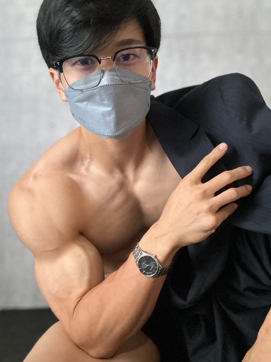 スーツ、着る前のほうが説得力ある男です。