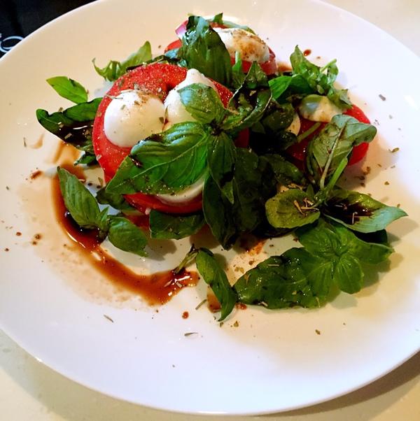 Coco04856785's tweet image. Taste Test Alert!  Tried the organic cherry tomatoes from @GreenHarvestMarket—sun-ripened, juicy, no bitter aftertaste! Perfect for salads or snacking. Pro tip: Pair with basil + balsamic for a 5-min appetizer.  #OrganicEats #FoodieFinds