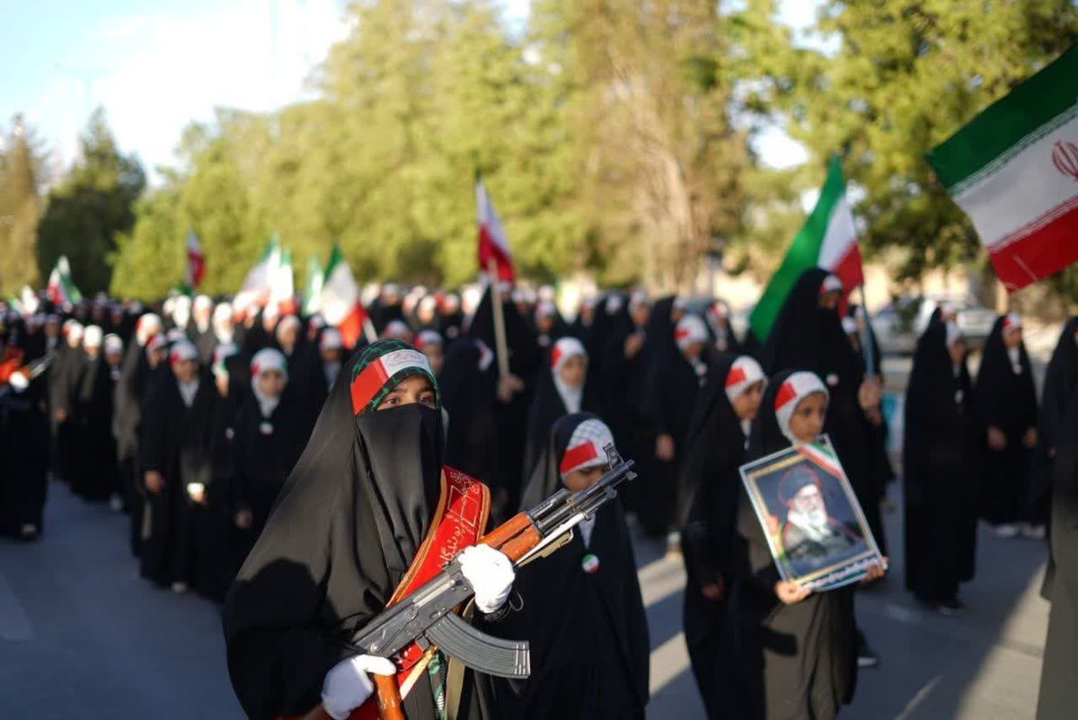 صفوف منظم و استوار خواهران در رژه یزد، تجلی اقتدار و وفاداری به آرمان‌های انقلاب است. دختران این سرزمین با حجاب فاطمی و عزمی راسخ، نشان دادند که تا پای جان پای امنیت و اقتدار ایران ایستاده‌اند. 

#یزد_جانفدا