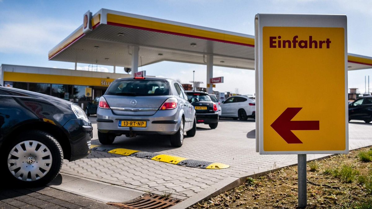 wouterkeller's tweet image. TG: "Benzineprijs in Duitsland zakt onder €2 door #accijnsverlaging, terwijl NL op ca €2,60 staat, ook voor diesel."

Tja, als je GERICHT wat voor ondernemers wilt doen, moet je de ACCIJNS op #diesel verlagen (is ca 90% zakelijk). Scheelt óók inflatie!

telegraaf.nl/financieel/ben…