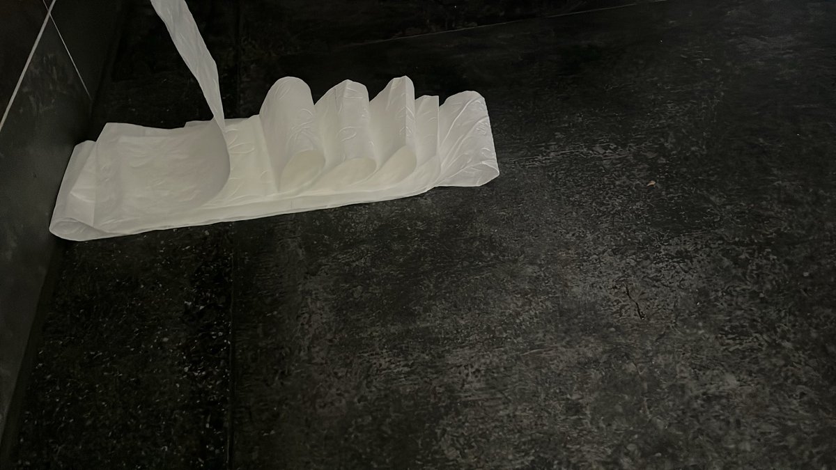 IncomeAlligator's tweet photo. Dieses Kunstwerk habe ich auf einer Toilette entdeckt. Ich habe es gesichert, es könnte sich um ein Projekt von Banksy handeln. 

Das höchste Gebot bekommt den Zuschlag!

Versand ist möglich!

Gebote bitte unten in den Chat! https://t.co/NH5bMmBXrX